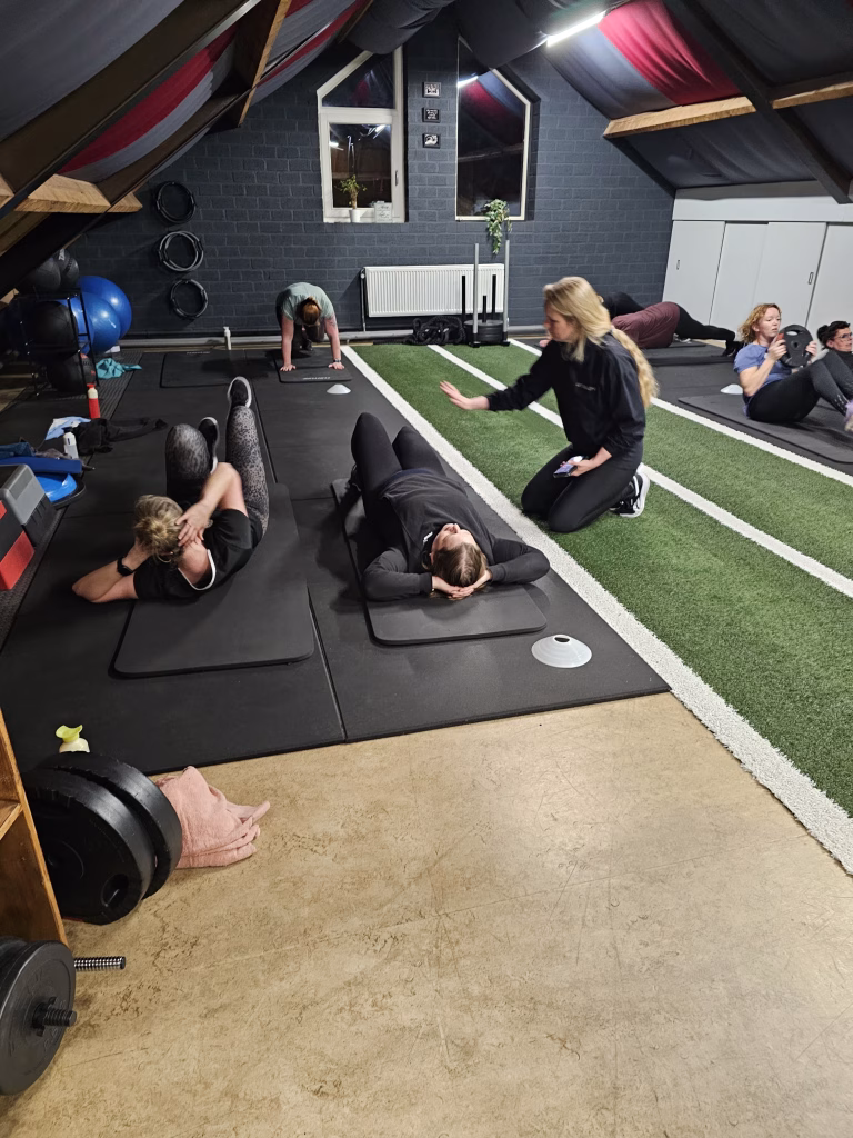 vrouwelijke personal trainer begeleidt groepstraining